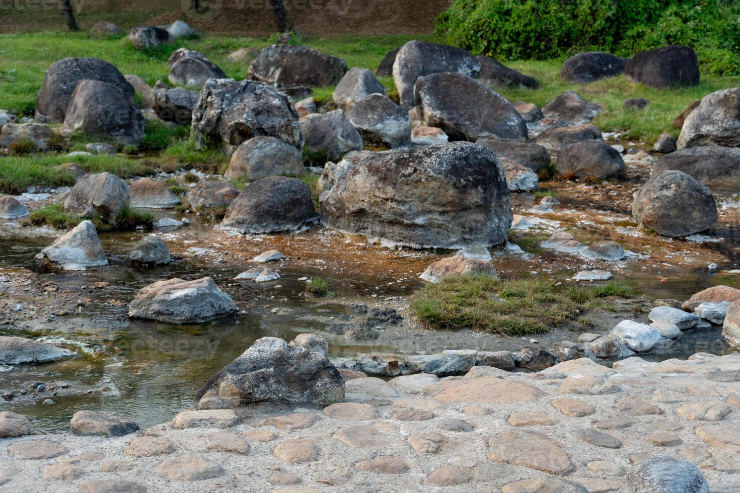 pedras saliente acima a superfície do a água dentro chaeson quente Primavera. com uma fino camada do vapor. às chae filho nacional parque tailândia. foto
