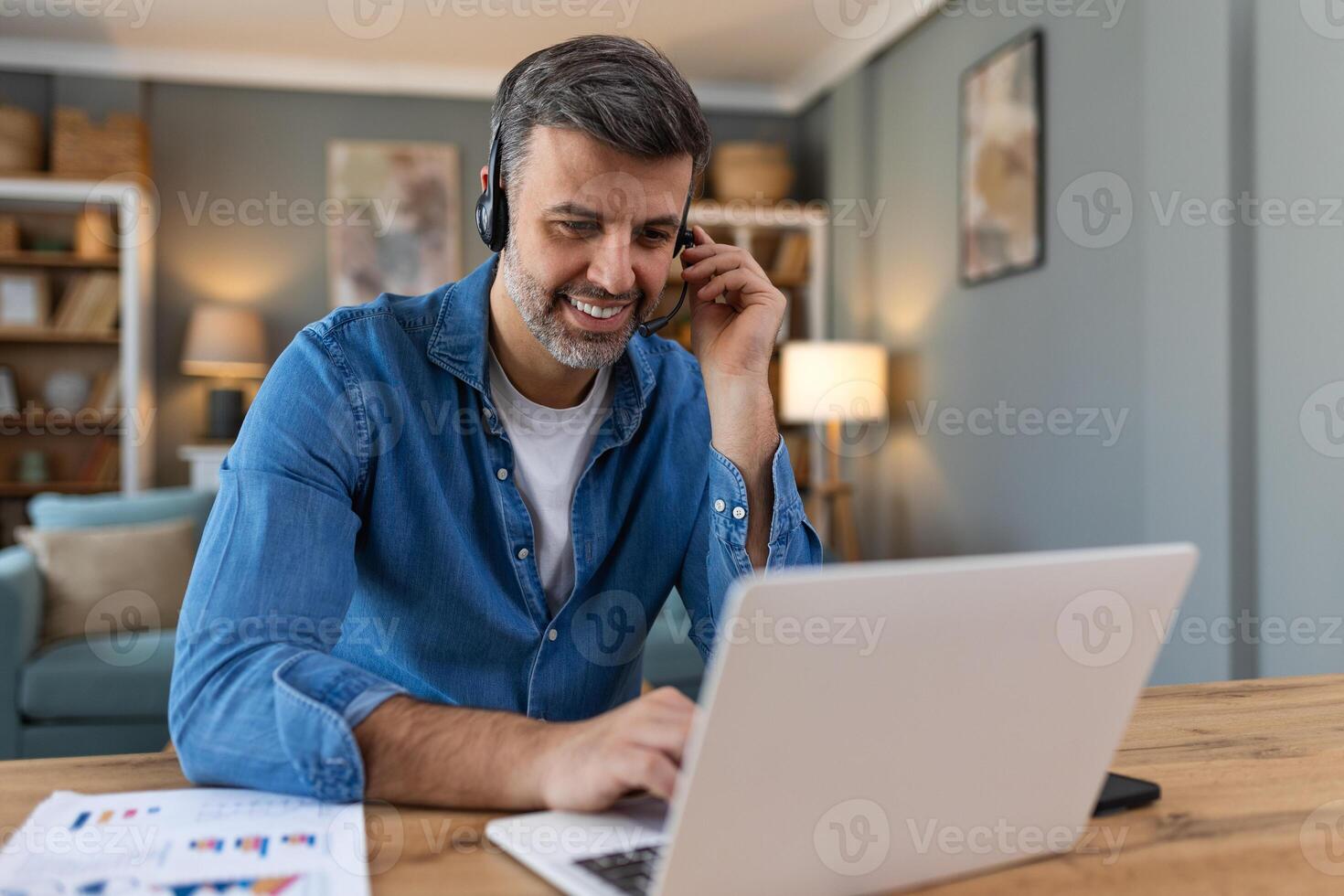 amigáveis operador homem agente com fones de ouvido. o negócio homem vestindo microfone fone de ouvido trabalhando dentro a escritório Como uma telemarketing cliente serviço agente, ligar Centro trabalho conceito. foto