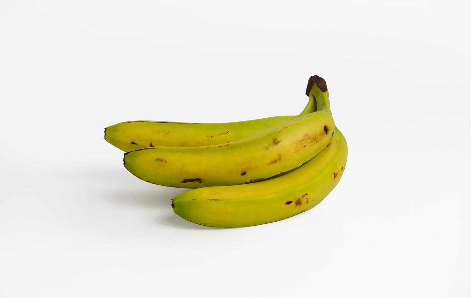 cacho de bananas sobre fundo branco foto