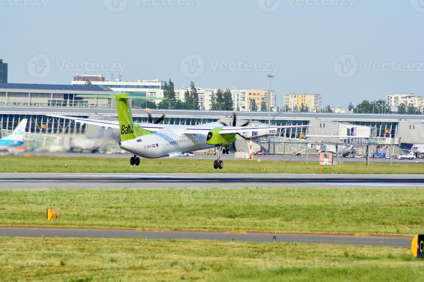 Varsóvia, Polônia. 8 Junho 2018. avião somente antes aterrissagem às a chopin aeroporto. foto