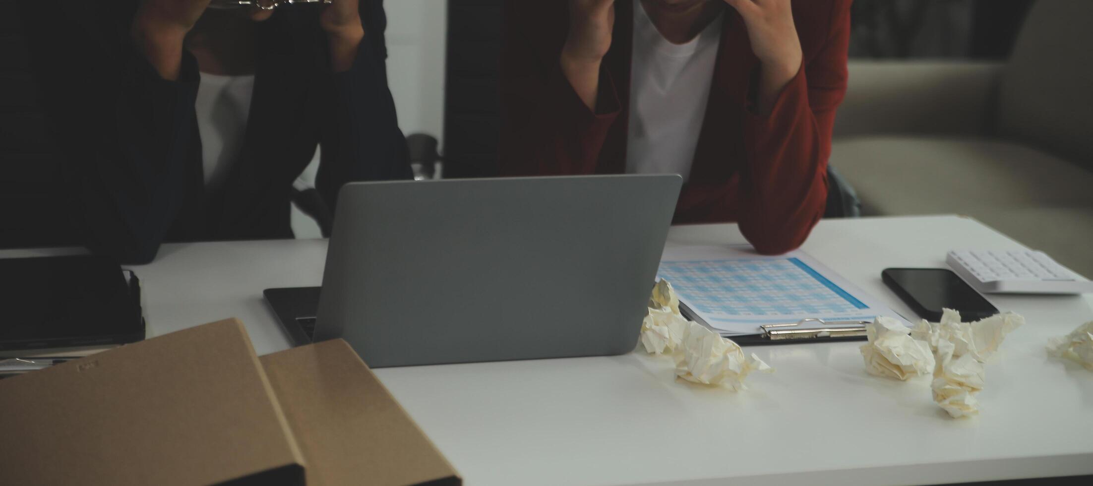 estressado irritado escritório empregado Gerente tendo dor de cabeça enxaqueca às o negócio encontro com dele colegas sobre o negócio problema elas ter para resolver. estresse às trabalhos ou enxaqueca conceito. foto