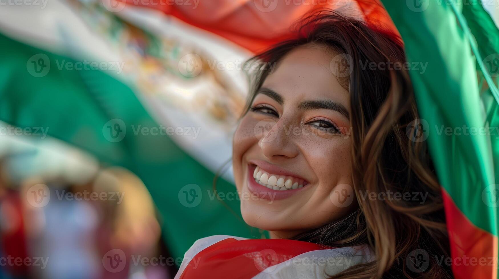 sorridente e feliz mulher é segurando uma mexicano bandeira foto
