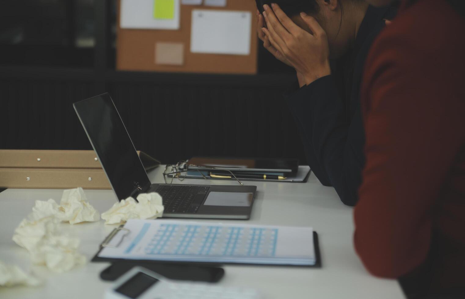 estressado irritado escritório empregado Gerente tendo dor de cabeça enxaqueca às o negócio encontro com dele colegas sobre o negócio problema elas ter para resolver. estresse às trabalhos ou enxaqueca conceito. foto