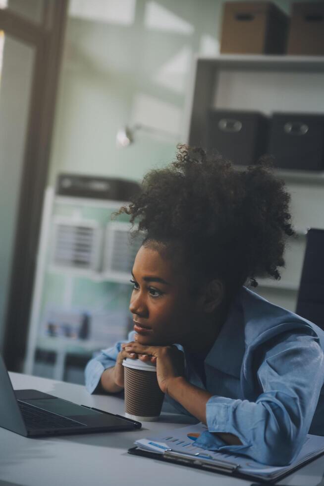 triste cansado jovem ásia senhora pensamento, dormir às computador portátil, sofrimento a partir de excesso de trabalho, estresse dentro quarto interior. prazo final, problemas dentro estudar, trabalhar, negócios, freelance às casa Novo normal com tecnologia foto