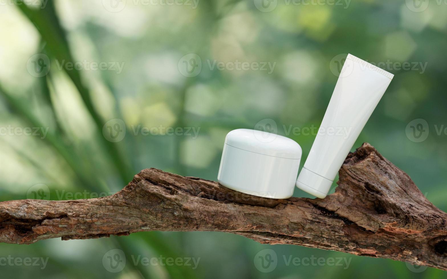 apresentação de produtos cosméticos naturais. colocação da floresta das nossas portas. frasco de xampu frasco em branco branco. Conteúdo de ilustração 3D foto