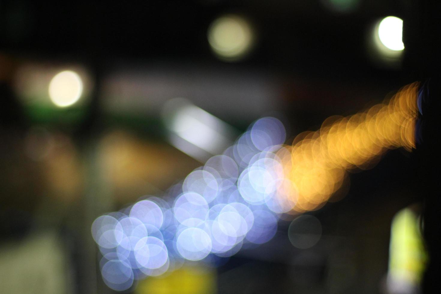 a bela luz do bokeh da cidade à noite. foto