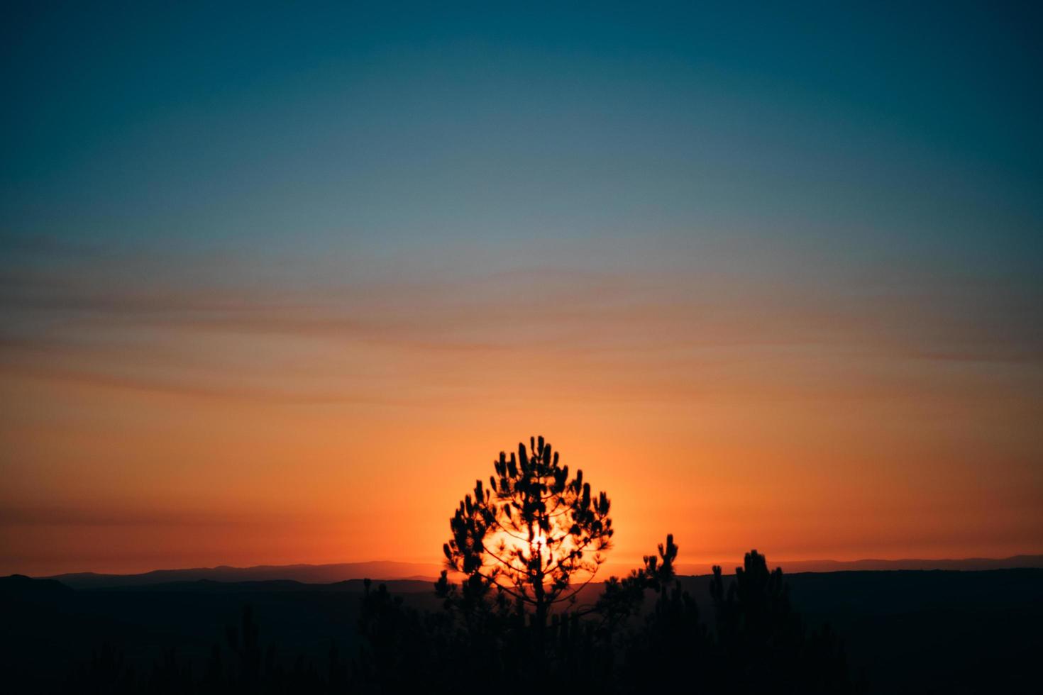 pôr do sol na montanha foto