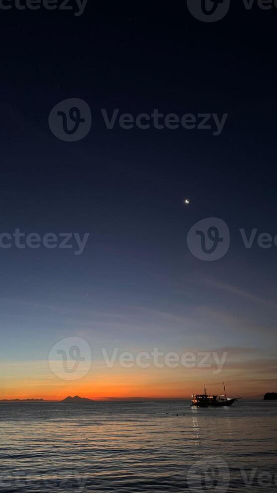 fundo foto papel de parede Visão pôr do sol em a de praia