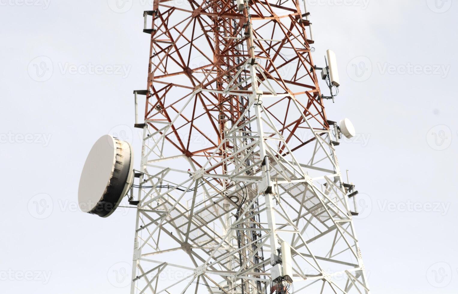 telecomunicação torre com Claro céu fundo. foto