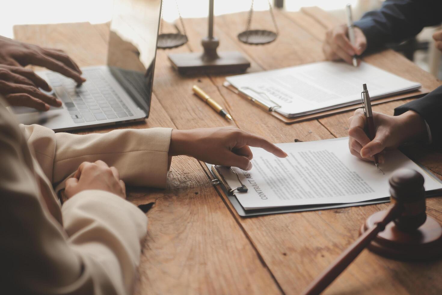 boa cooperação de serviço, consulta de empresária e advogado masculino ou conselheiro de juiz tendo reunião de equipe com cliente, direito e conceito de serviços jurídicos. foto