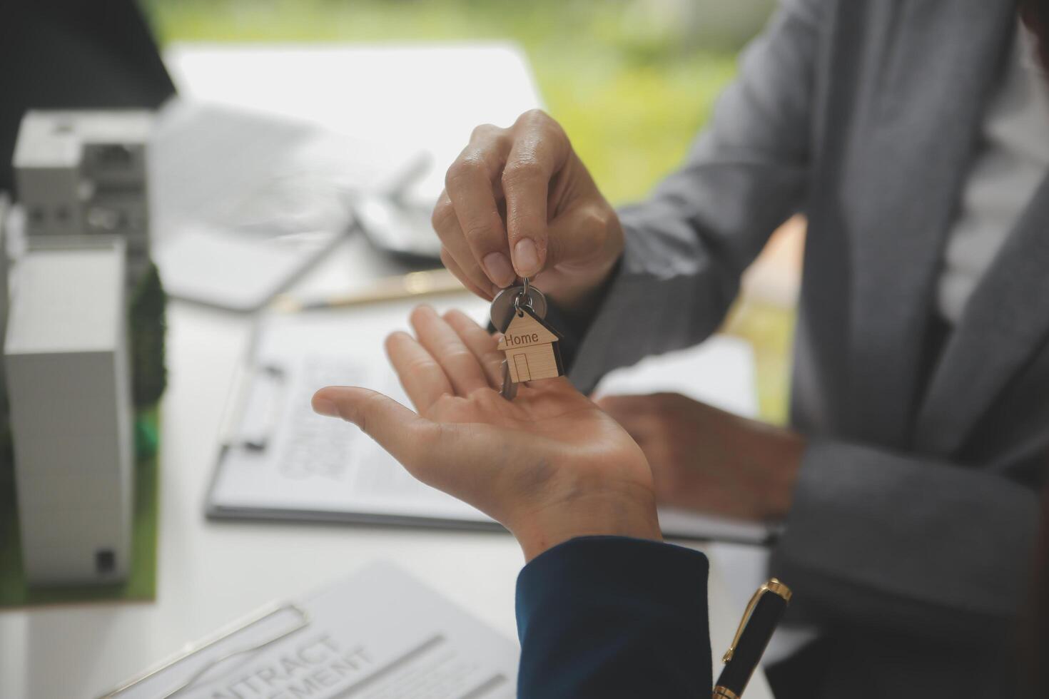 o negócio assinatura uma contrato Comprar - vender casa, seguro agente analisando sobre casa investimento empréstimo real Estado conceito. foto