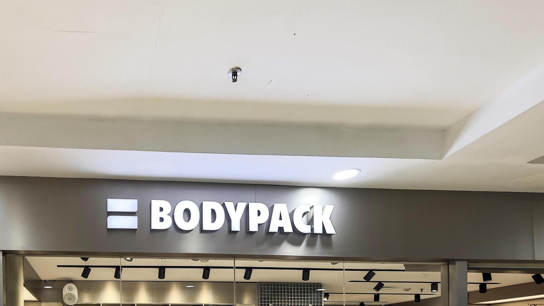 bodypack marca varejo fazer compras logotipo tabuleta em a montra dentro a compras shopping center. bekasi, Indonésia, pode 1, 2024 foto