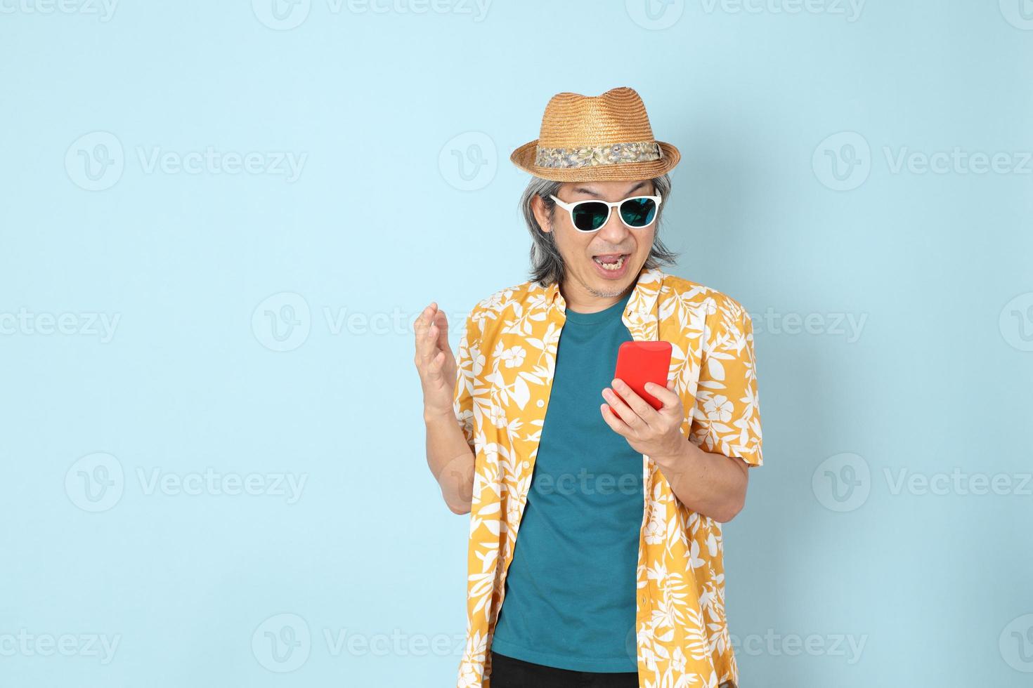 homem com roupas de verão foto