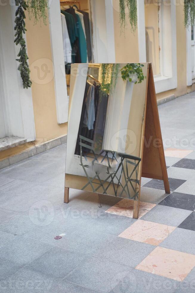 uma espelho senta em uma lado a lado chão lado de fora uma construção foto