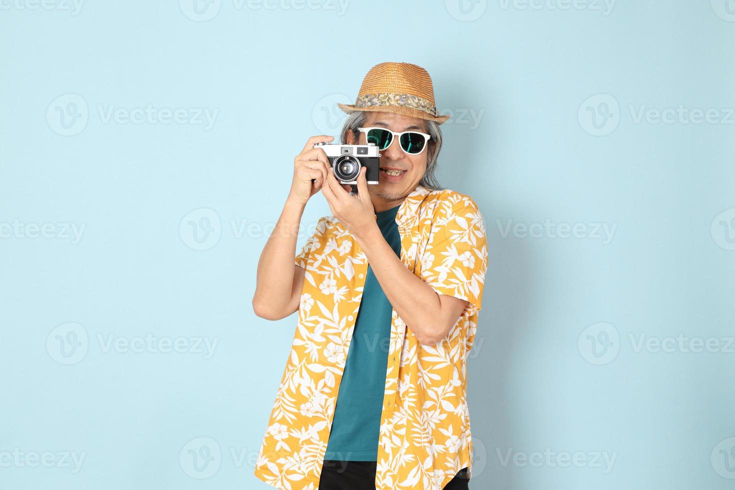 homem com roupas de verão foto