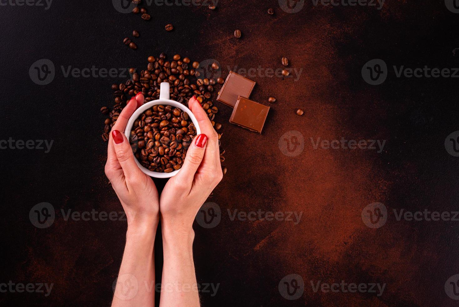 sementes de café perfumado em um fundo escuro de concreto foto