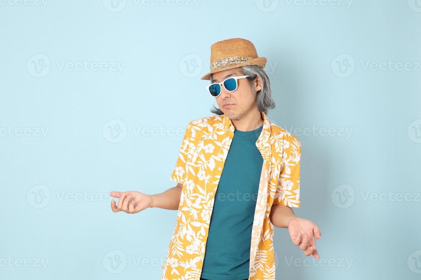 homem com roupas de verão foto