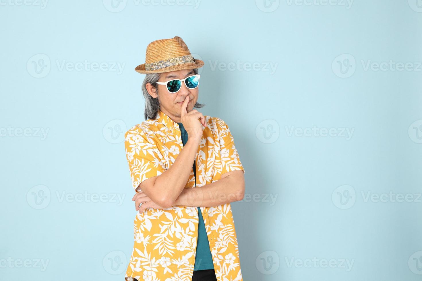 homem com roupas de verão foto