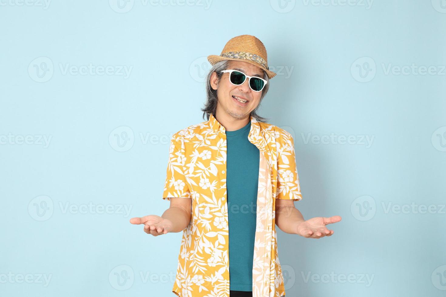 homem com roupas de verão foto