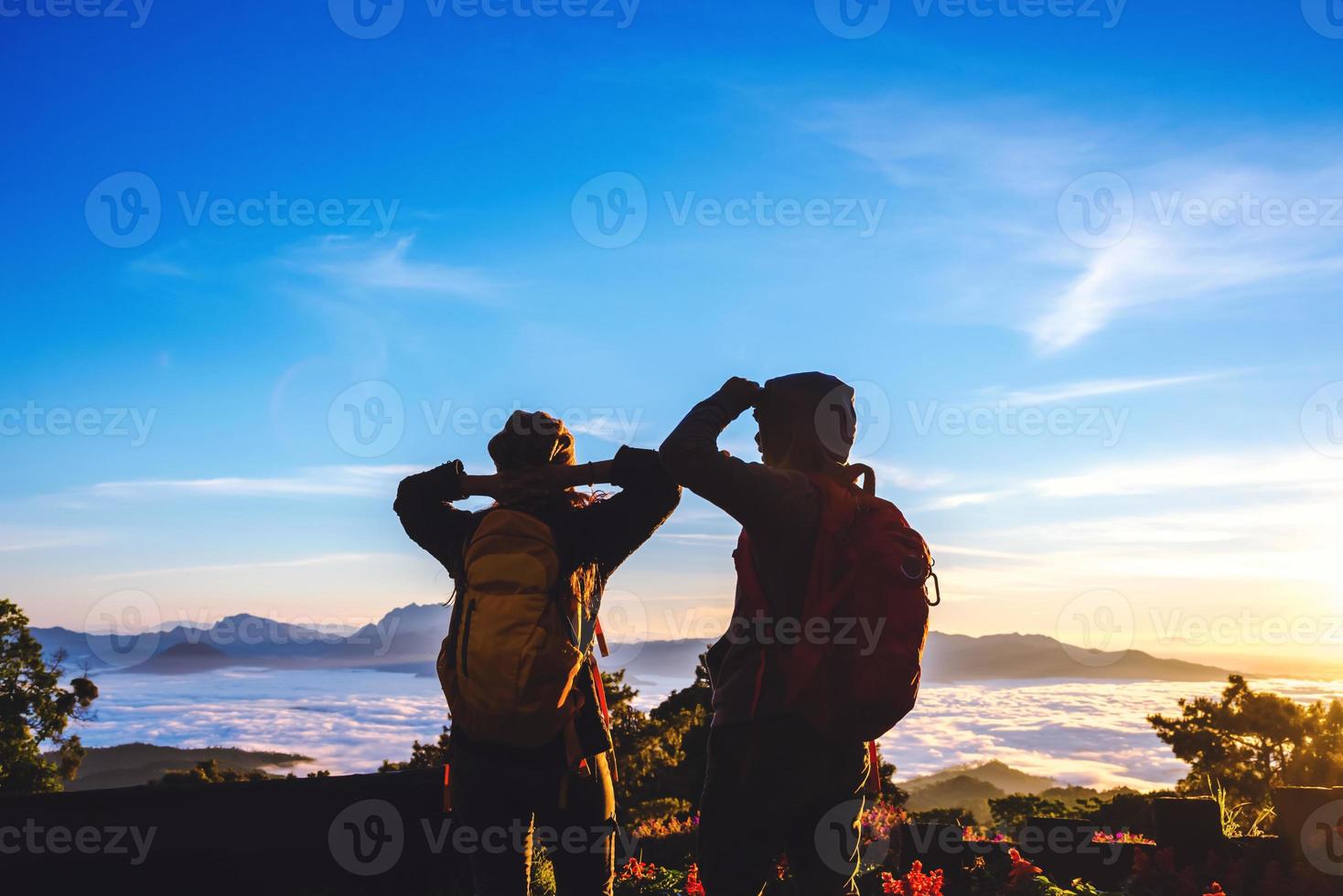 amante mulheres e homens asiáticos viajar natureza. viajar relaxar. campo de toque natural. Tailândia foto