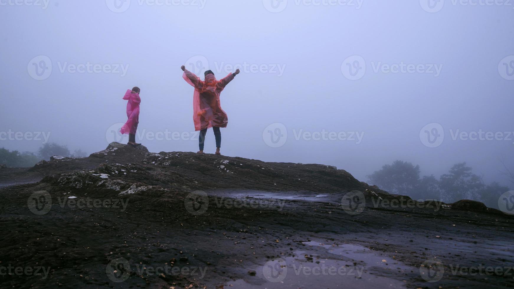 turista de casais com capa de chuva, caminhada viagem aventura natureza na floresta tropical. viajar natureza, viajar relaxar, viajar na Tailândia, estação das chuvas, feliz, romântico. foto