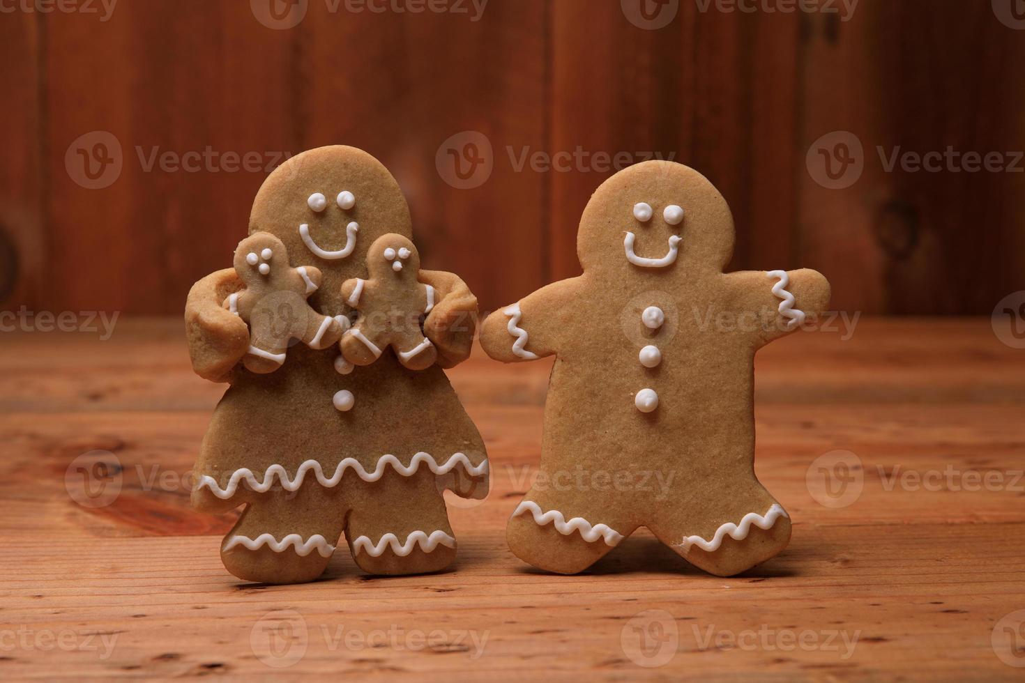 família de pães de gengibre com 2 filhos no feriado de fundo de natal foto