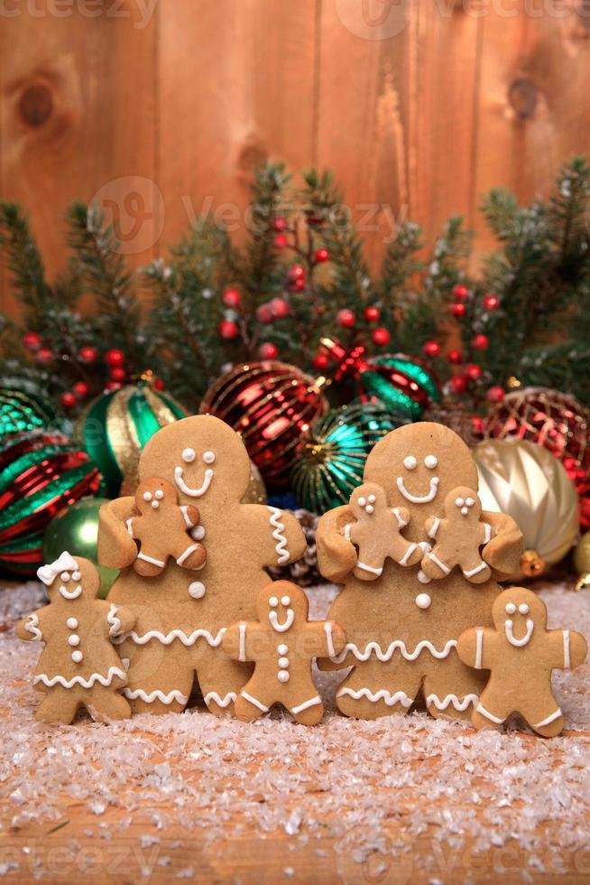 família de pães de gengibre com 6 filhos no feriado de fundo de natal foto