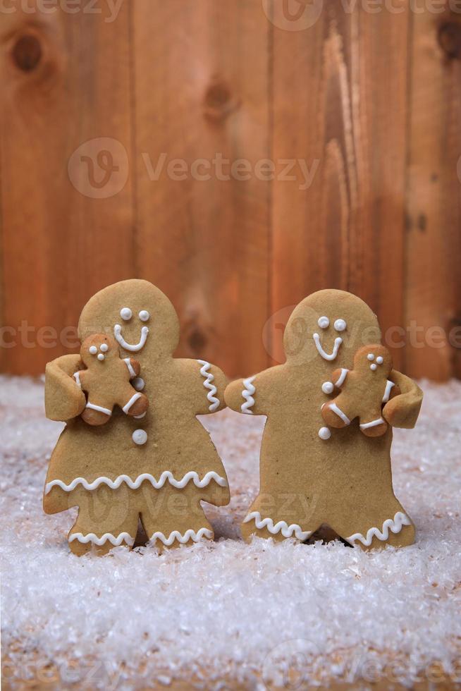 família de pães de gengibre com 2 filhos no feriado de fundo de natal foto