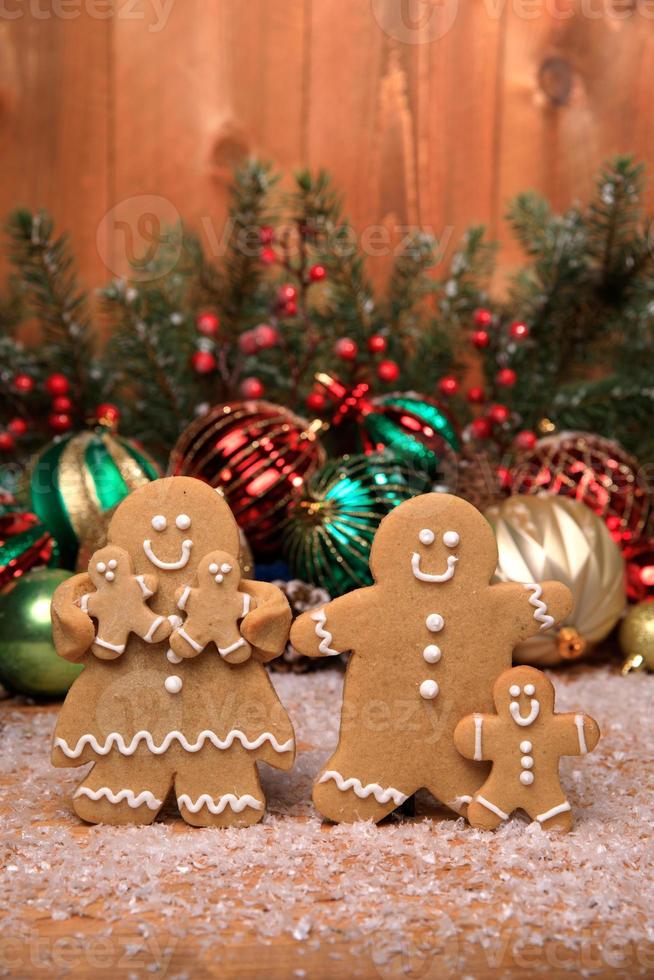 família de pão de mel com 3 filhos no feriado natal, fundo foto