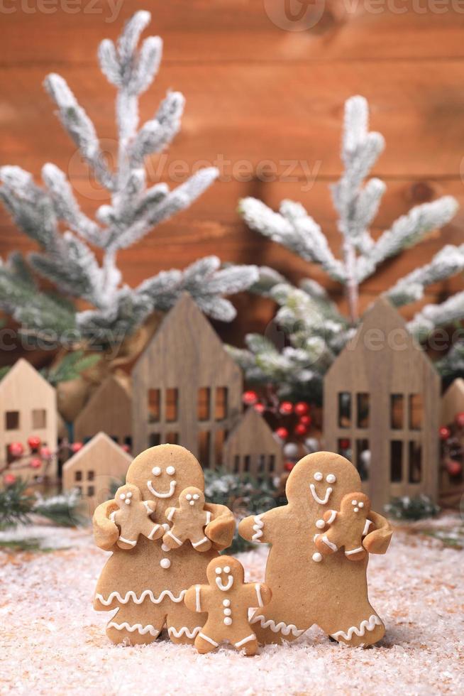 adorável pão de gengibre, pai e filhos se divertindo natal foto
