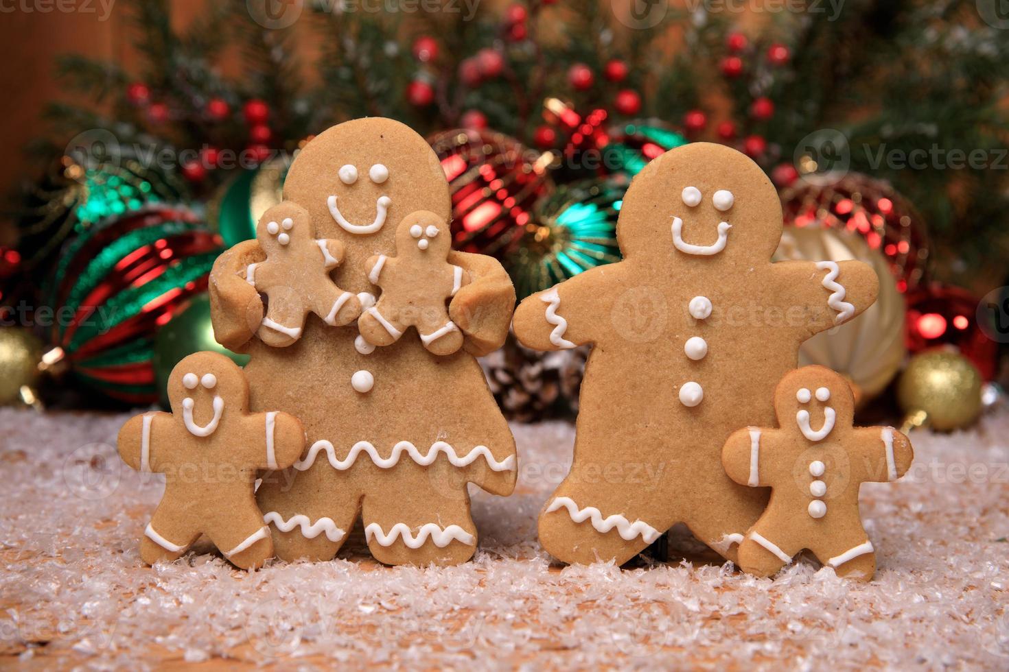 família de pães de gengibre com 4 filhos no feriado de fundo de natal foto
