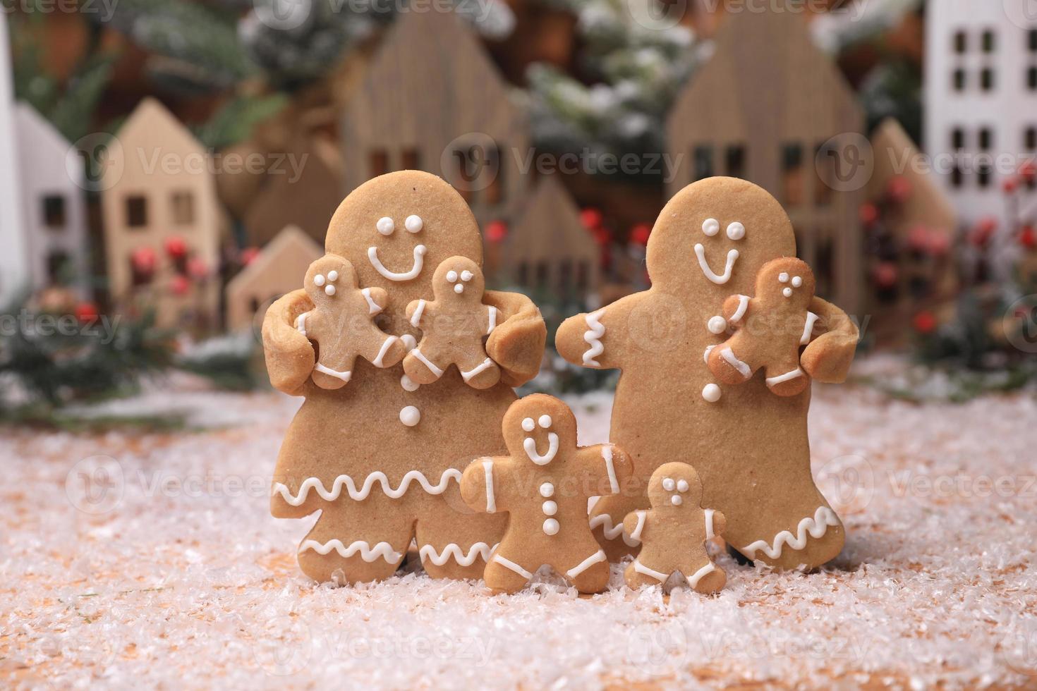 adorável pão de gengibre, pai e filhos se divertindo natal foto