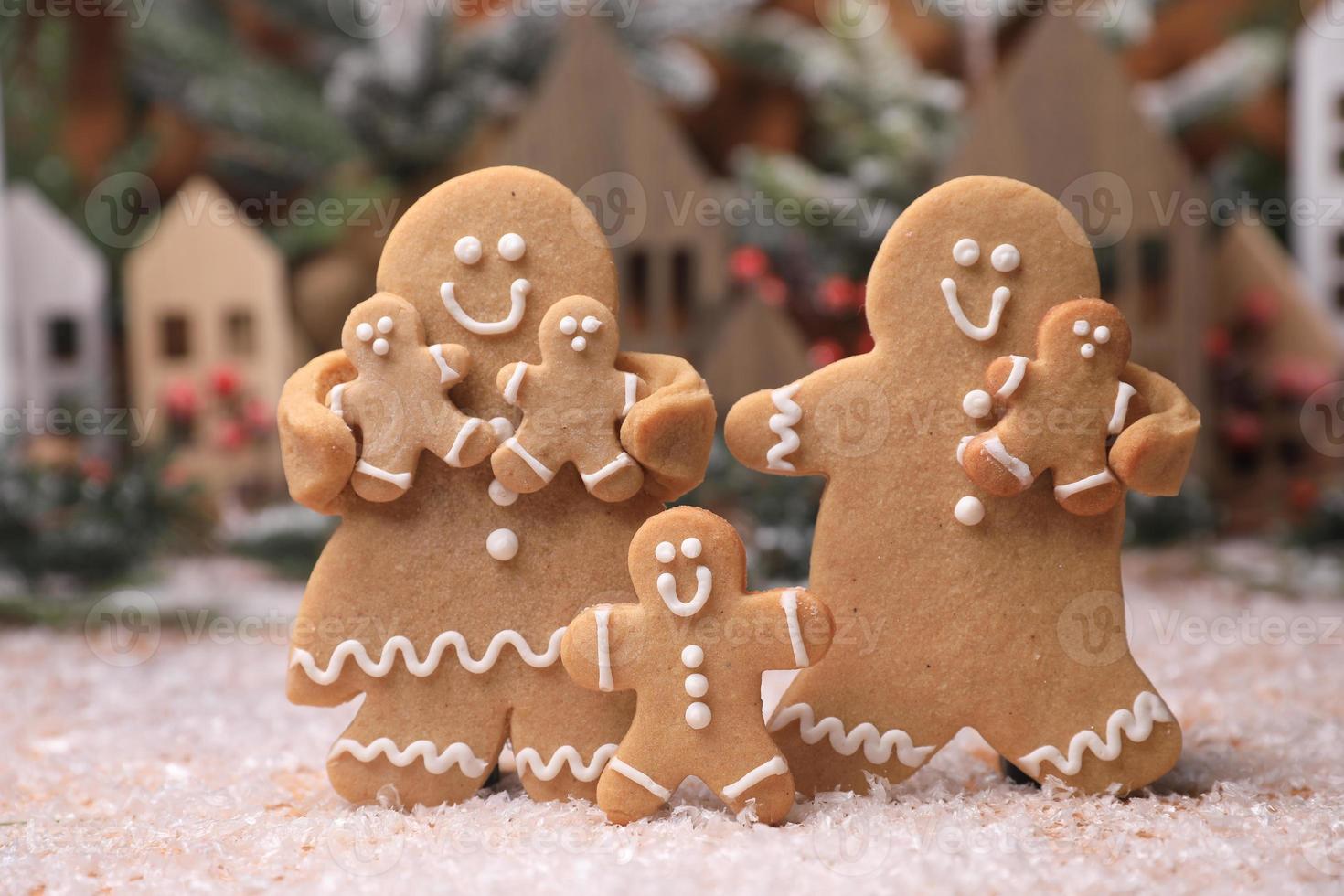 adorável pão de gengibre, pai e filhos se divertindo natal foto