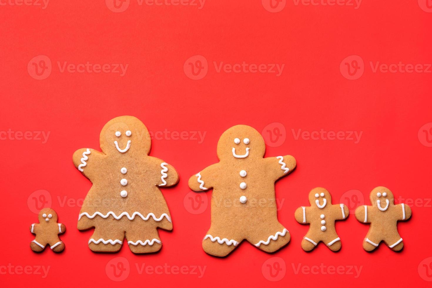 família de pão de gengibre em um fundo festivo de natal foto