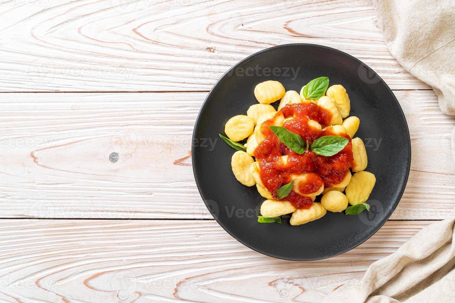 nhoque em molho de tomate com queijo foto