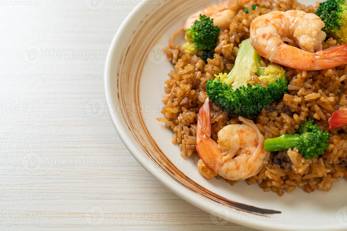 arroz frito com brócolis e camarão foto