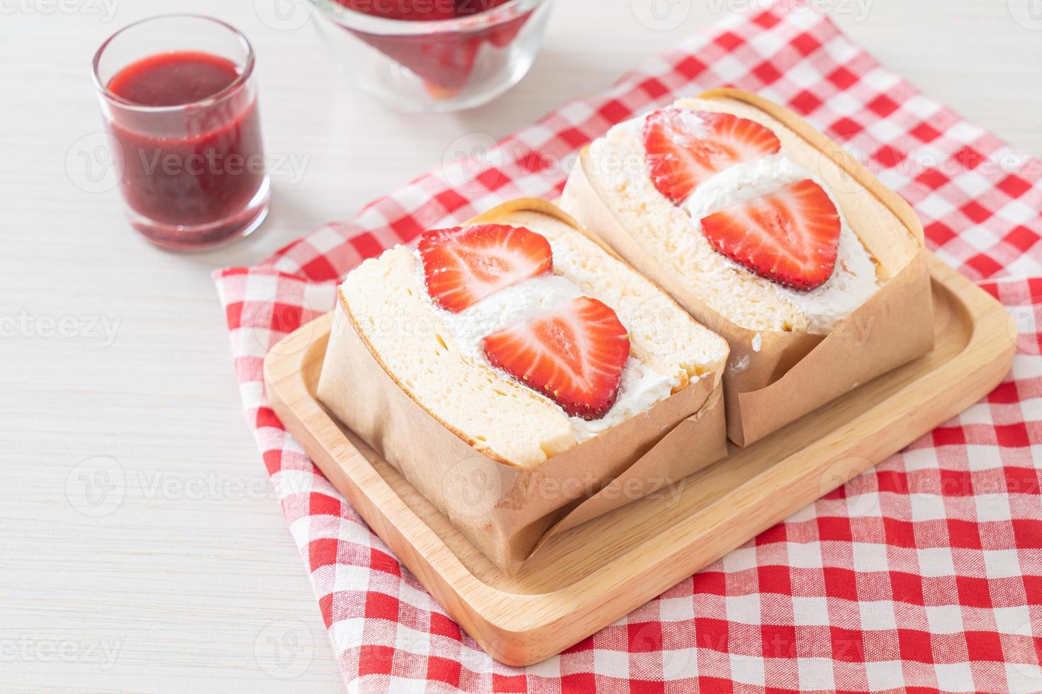 sanduíche de panqueca com creme de morango fresco foto