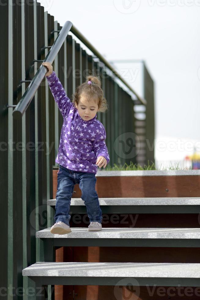 menina descendo uma escada ao ar livre foto