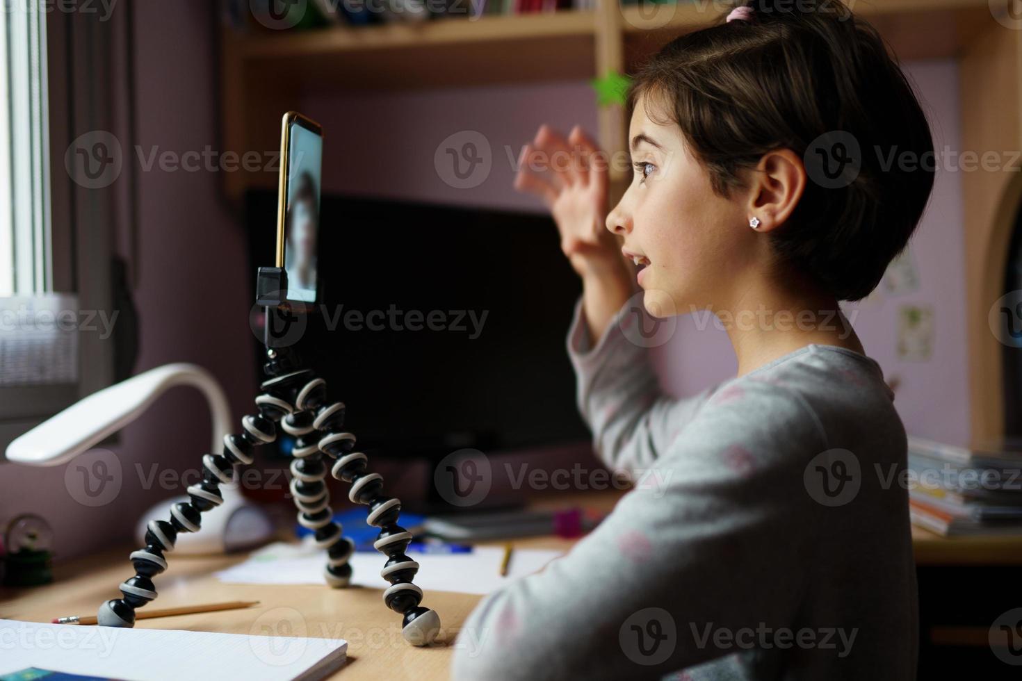 meninas conversando via videoconferência com smartphone foto