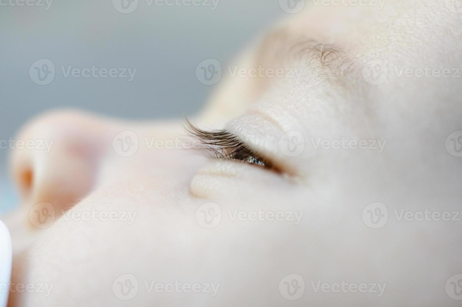 olho de um bebê recém-nascido foto