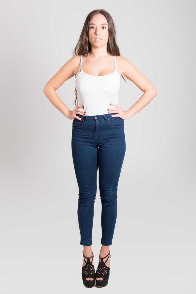 mulher com cabelo comprido vestindo camiseta branca e calça jeans foto