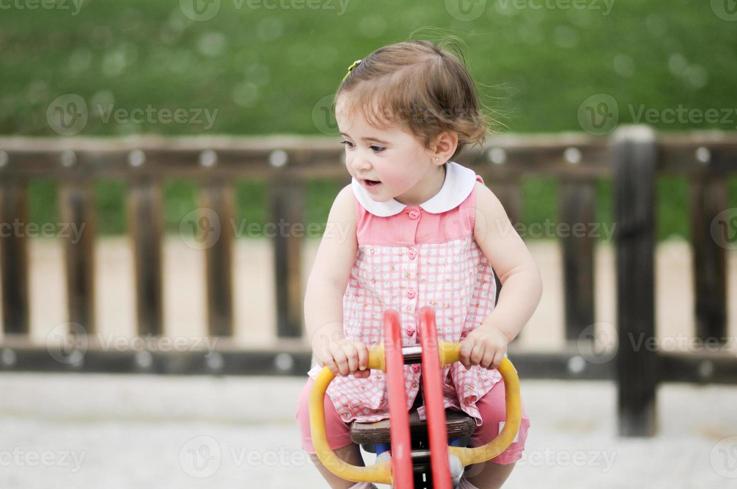 menina brincando em um parque urbano foto