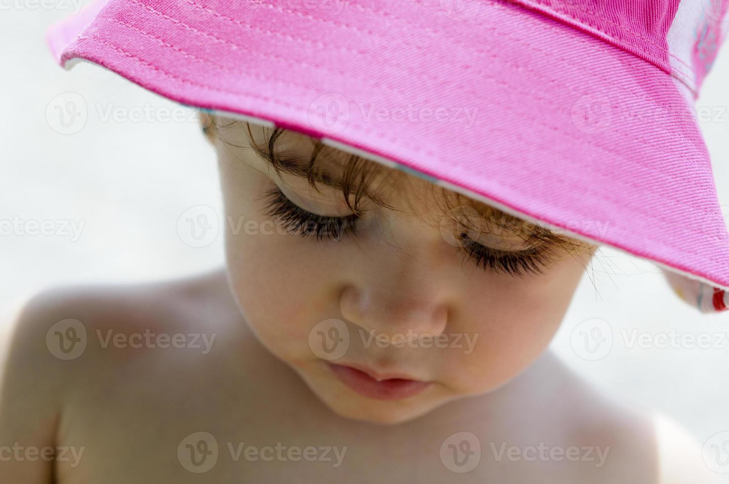 close-up potrait de adorável garotinha usando chapéu de sol foto