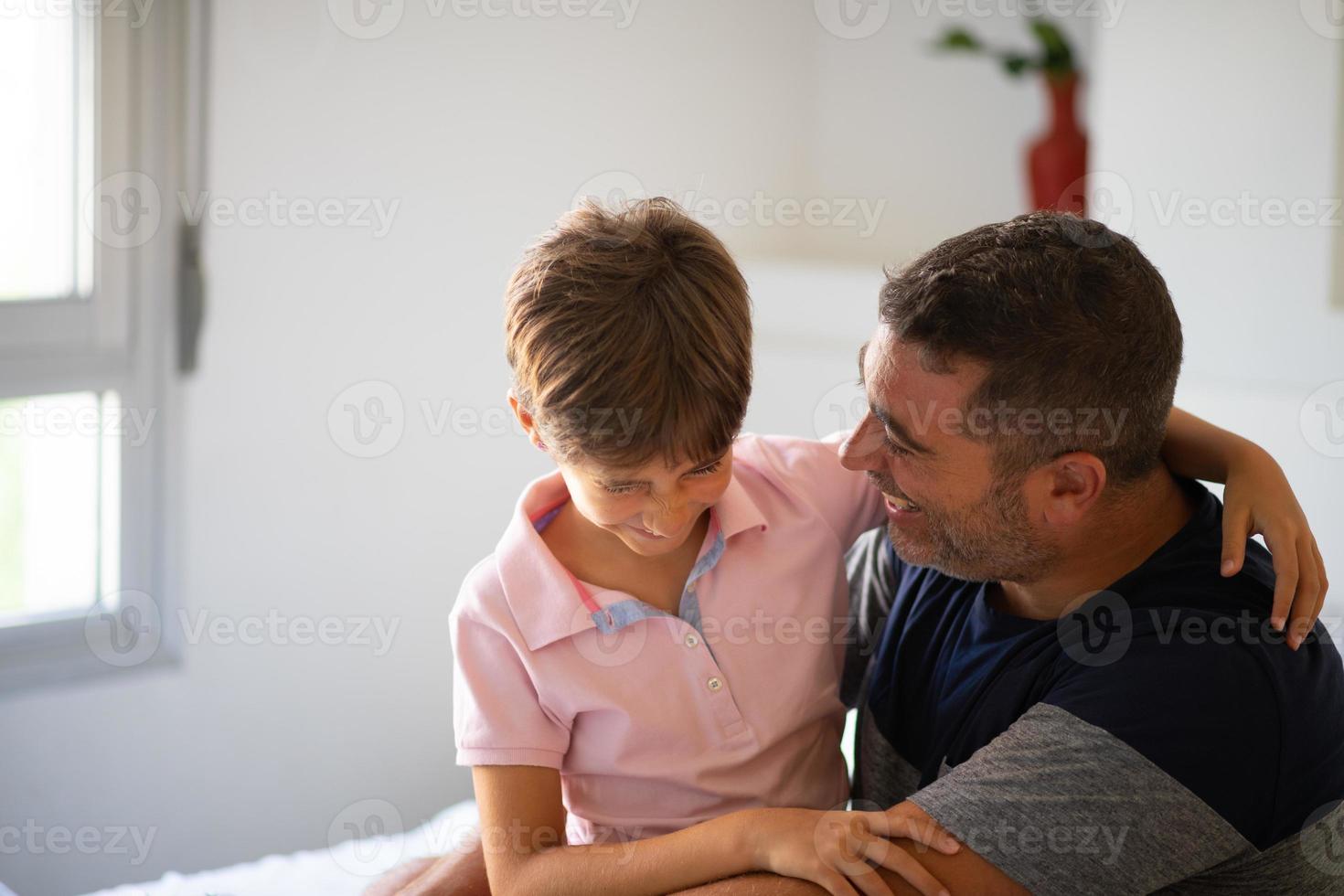 homem de meia-idade e sua filha estão se abraçando. foto