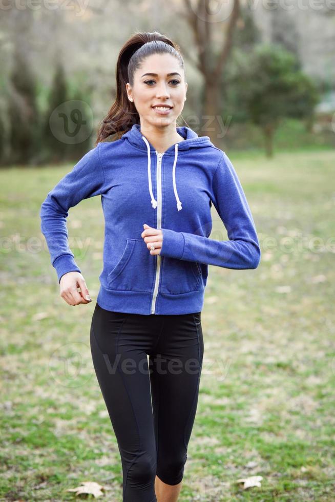 corredor feminino correndo durante o exercício ao ar livre em um parque. foto