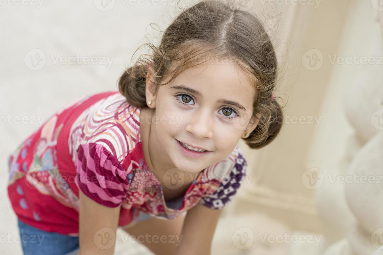 menina adorável penteada com rabo de cavalo foto