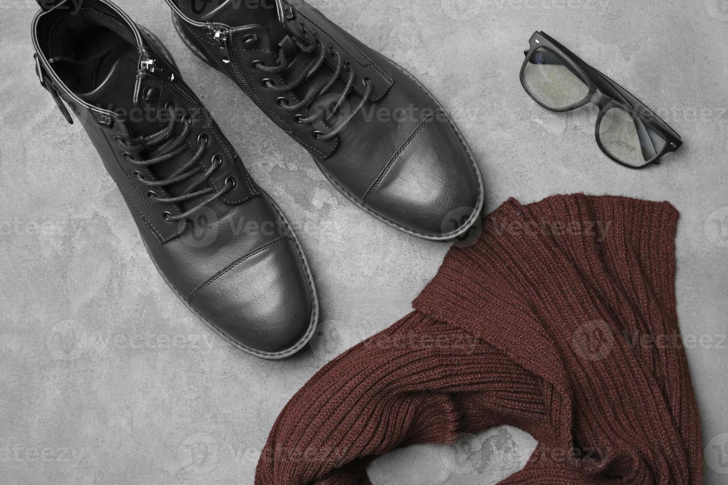 composição com sapatos masculinos elegantes em fundo cinza foto