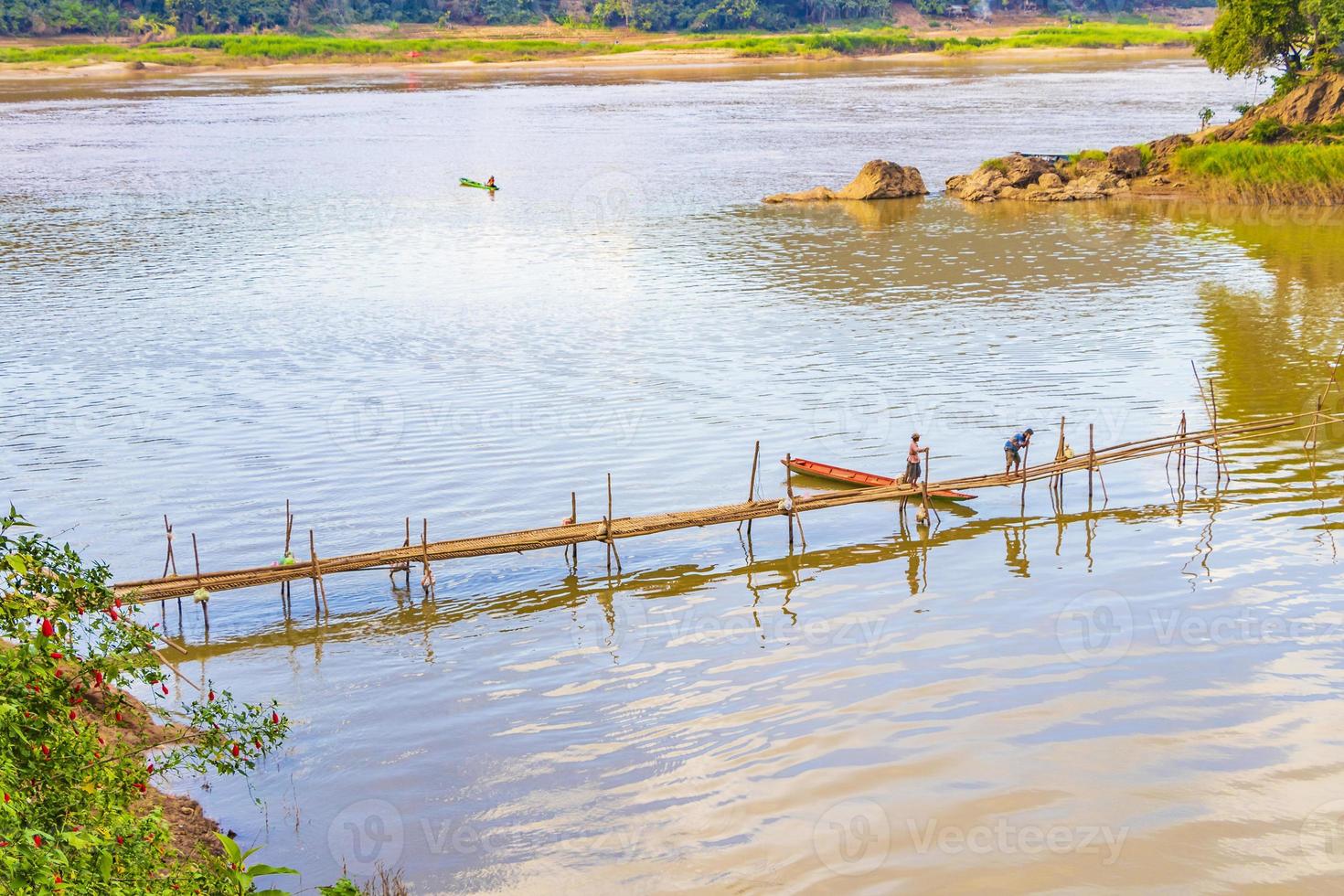 construção de ponte de bambu sobre o rio mekong luang prabang laos. foto