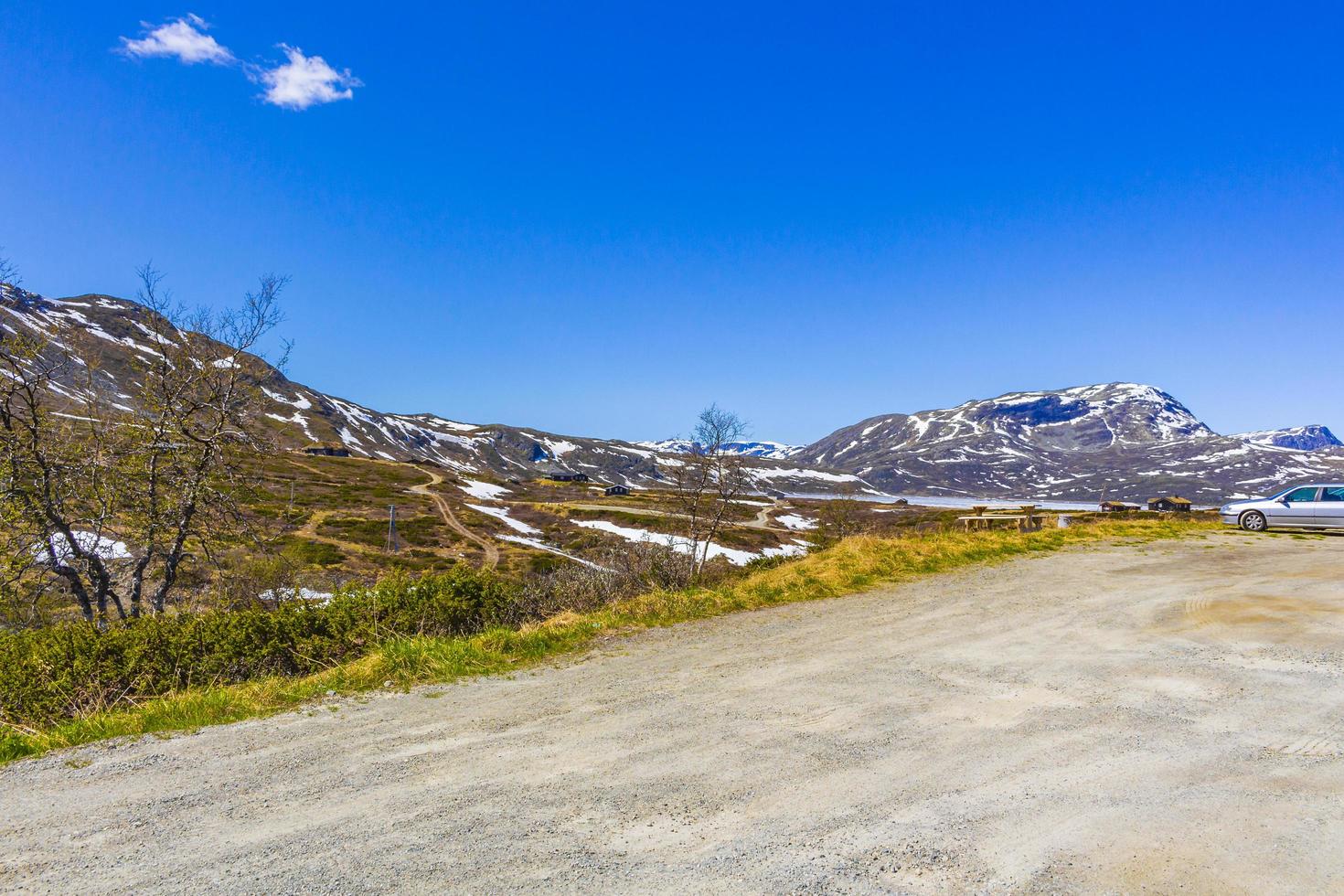 estrada para o lago congelado vavatn na noruega de hemsedal de paisagem de verão. foto