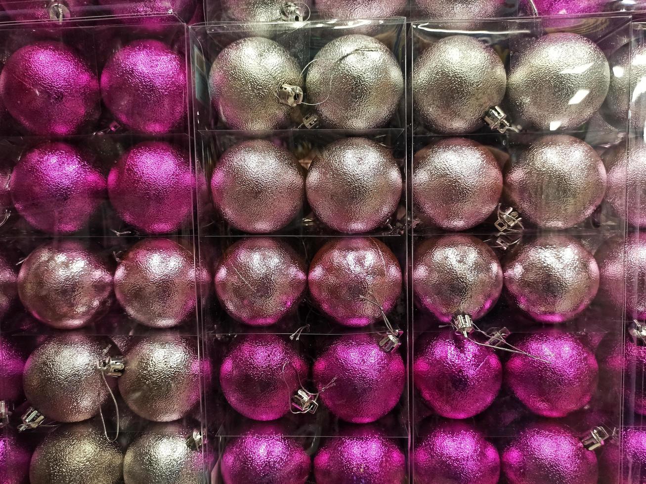 bolas de Natal roxas e prateadas. fundo de natal foto